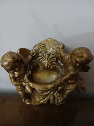 Acquasantiera vintage in gesso con angeli
