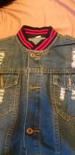 Chaqueta vaquera con detalles rojos