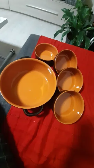 Pentola in coccio arancione e marrone