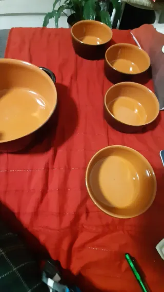 Pentola in coccio arancione e marrone