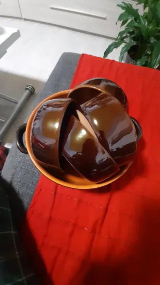 Pentola in coccio arancione e marrone