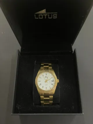 Reloj Lotus Dorado y Blanco