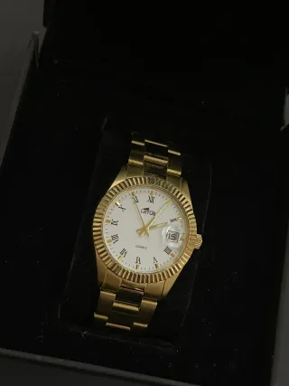 Reloj Lotus Dorado y Blanco
