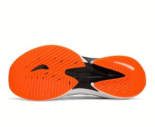 Zapatillas deportivas blancas y naranjas