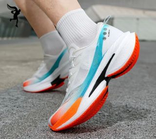 Zapatillas deportivas blancas y naranjas