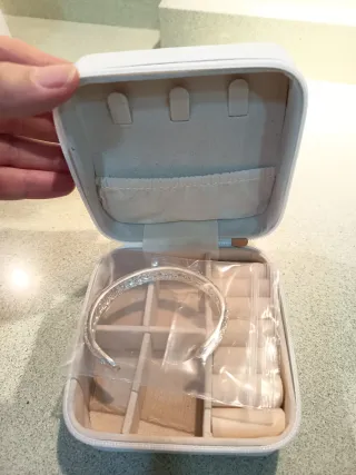 Pulsera de plata con joyero