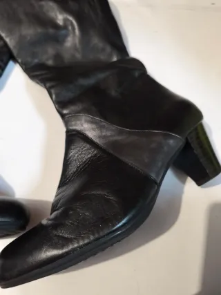 Botas altas negras y plateadas