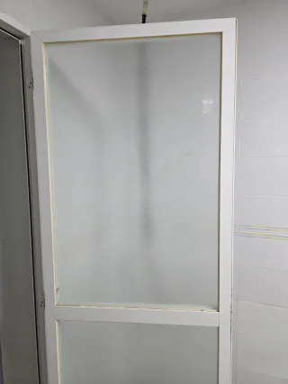 Puerta aluminio blanca con cristal