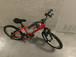 Bicicleta infantil roja