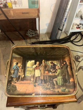 Bandeja antigua con borde metálico