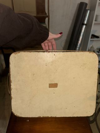 Bandeja antigua con borde metálico