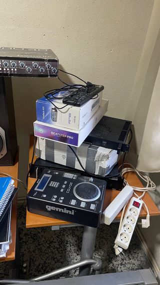 Mesa de escritorio de madera y metal