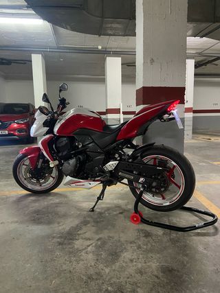 Moto Kawasaki Z 750 Roja y Blanca