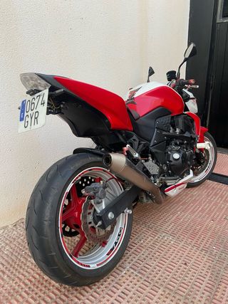 Moto Kawasaki Z 750 Roja y Blanca