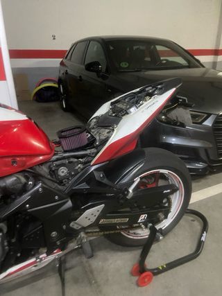 Moto Kawasaki Z 750 Roja y Blanca