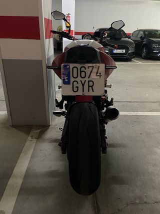 Moto Kawasaki Z 750 Roja y Blanca