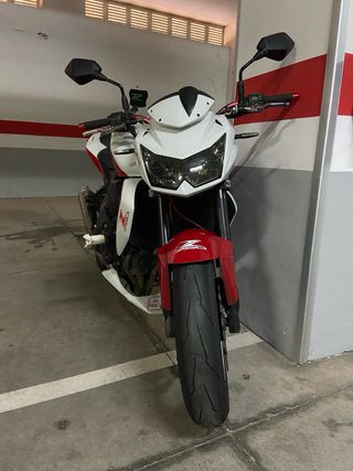 Moto Kawasaki Z 750 Roja y Blanca