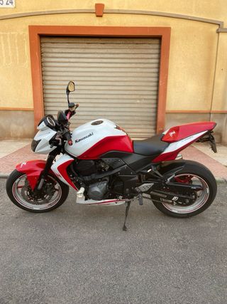 Moto Kawasaki Z 750 Roja y Blanca
