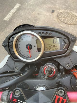 Moto Kawasaki Z 750 Roja y Blanca