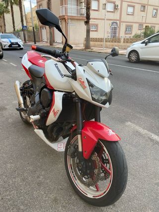 Moto Kawasaki Z 750 Roja y Blanca