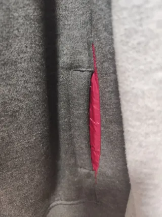 Chaqueta gris y roja con cremallera