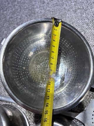 Set Utensili da cucina in acciaio e alluminio.