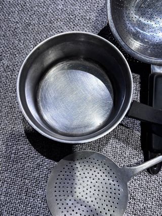 Set Utensili da cucina in acciaio e alluminio.