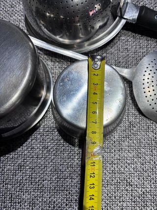 Set Utensili da cucina in acciaio e alluminio.