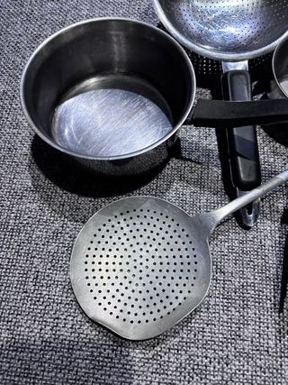 Set Utensili da cucina in acciaio e alluminio.