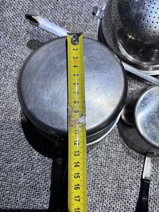 Set Utensili da cucina in acciaio e alluminio.