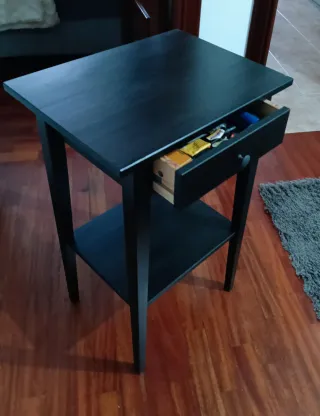 Mesa auxiliar IKEA madera negra