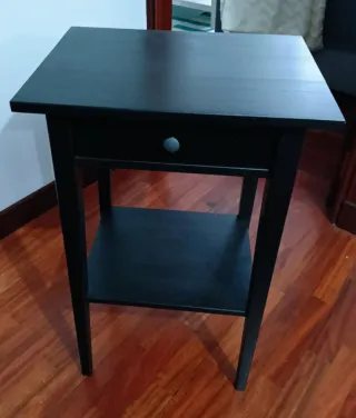 Mesa auxiliar IKEA madera negra