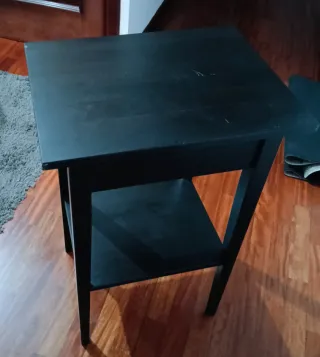 Mesa auxiliar IKEA madera negra