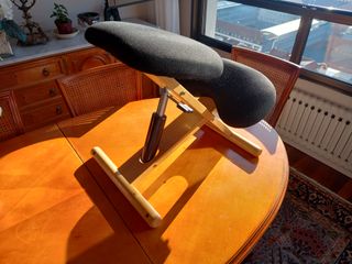 Silla Ergonómica Madera y Tela Negra
