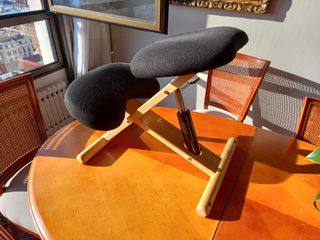 Silla Ergonómica Madera y Tela Negra