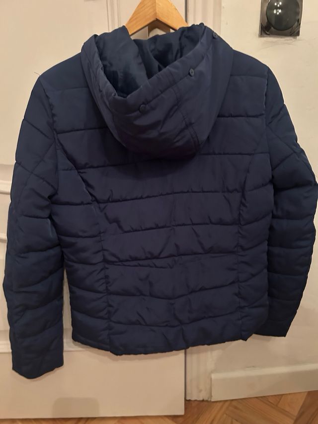 Abrigo azul acolchado con capucha