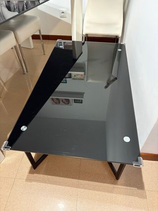 Mesa de cristal negra con patas metálicas