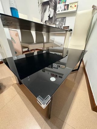 Mesa de cristal negra con patas metálicas