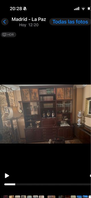 Mueble de salón madera y cristal.