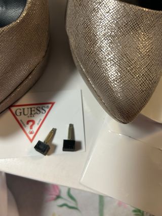 Zapatos Guess dorados/plateados con cadena