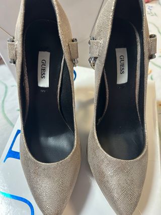 Zapatos Guess dorados/plateados con cadena