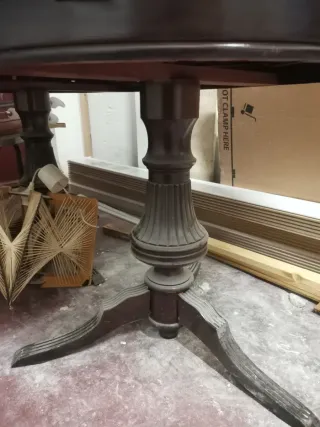 Mesa de comedor ovalada de madera