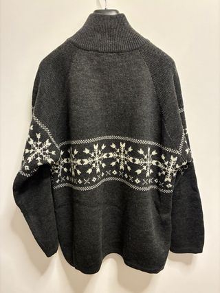 Maglione grigio con fiocchi di neve
