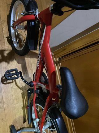 Bicicleta infantil roja  precio negociable