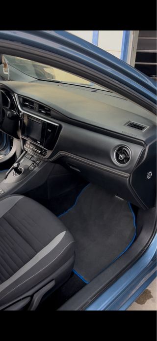 se vende Toyota Auris con 204,000 km