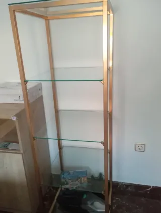 Estantería de cristal dorada. Venid a recoger
