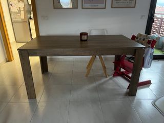 Mesa de comedor de madera