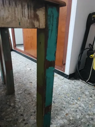 Mesa de madera rústica multicolor