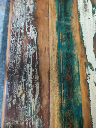 Mesa de madera rústica multicolor