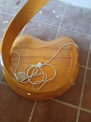 Lámpara de salón de madera curva